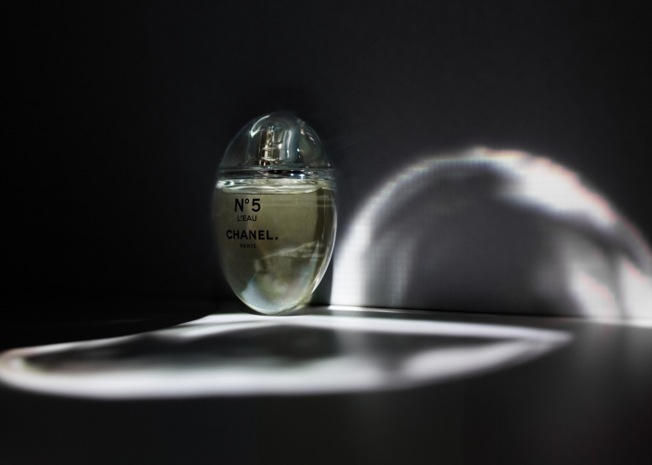 到香港与「一滴」香水会面，Chanel 全新N°5 L'EAU香水限定瓶身